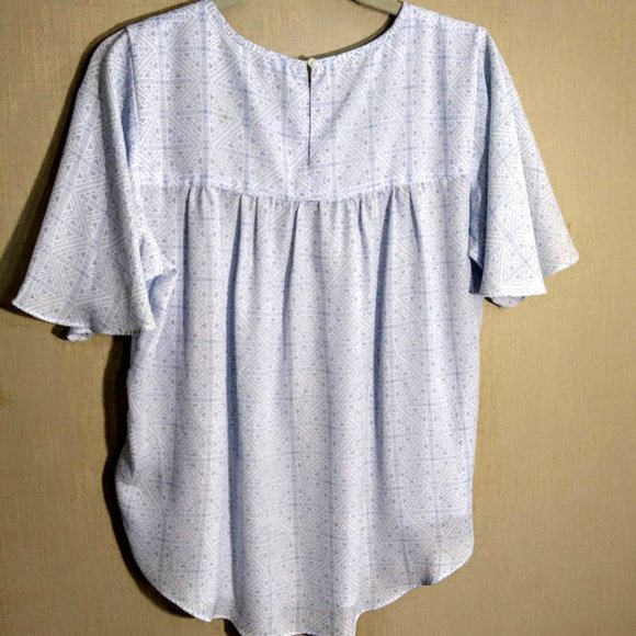 *SMOCKED TOP*BLUE GEOMETRIC PRINT*FLUTTER SLEEVES*WOMEN PETITE LARGE - Picture 4 of 10